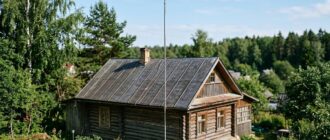 Дом с установленной молниезащитой на коньке крыши
